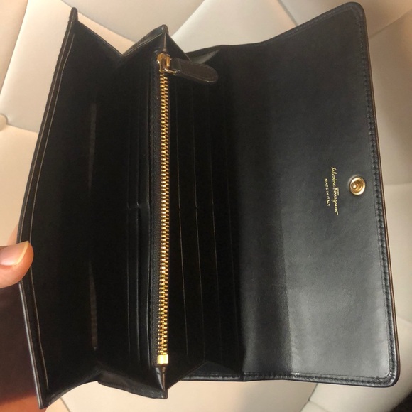 🩷SOLD🩷Ferragamo Vara Bow with Gold Studs BLK Wallet - Picture 12 of 12
